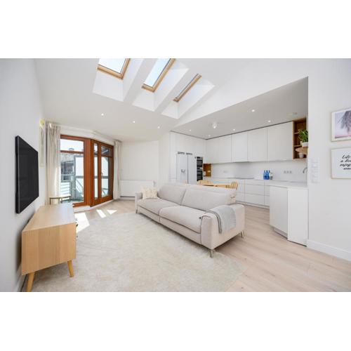 Classy White by OneApartments