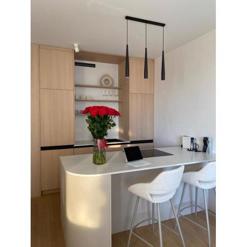 Cloud 9 Sky Park Elegance - Brand New Apartment with Stunning Views