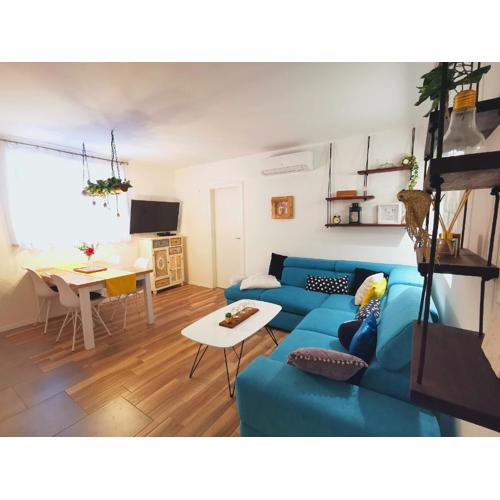 COLORS APARTMENT SPLIT