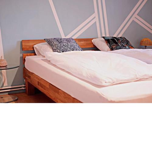 Colourful 2.5 Bedroom With Large Balcony & Garden.