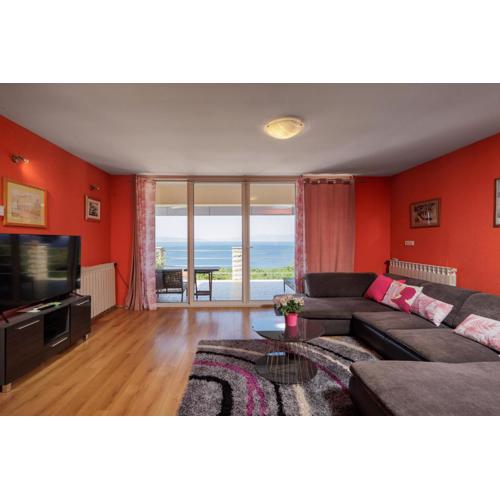 Colourful Seaview Apartment - Happy Rentals