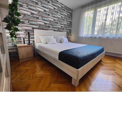 Comfort 14-- Bright 2-Room Retreat with Upscale Touches