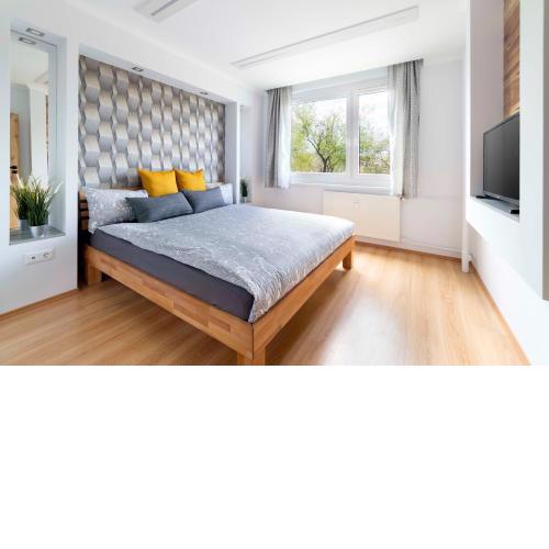 Comfort 66-- Modern 3-Room with Balcony for Families & Business