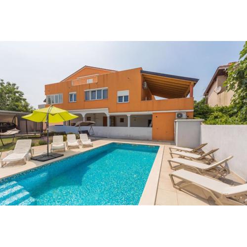 Comfort apartments with pool in Medulin