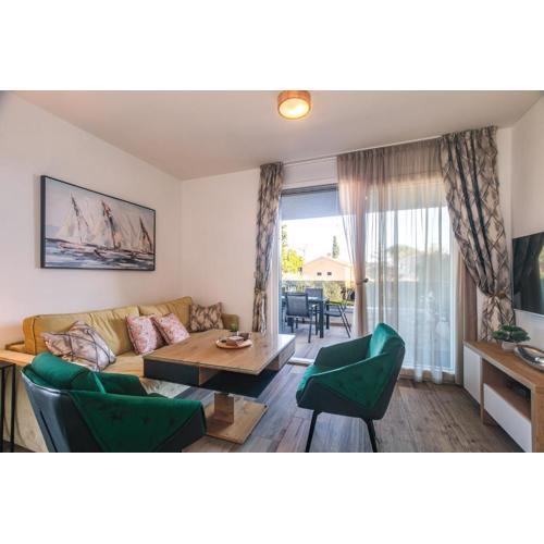 Comfortable 2 bedroom apartment Marina close to beach