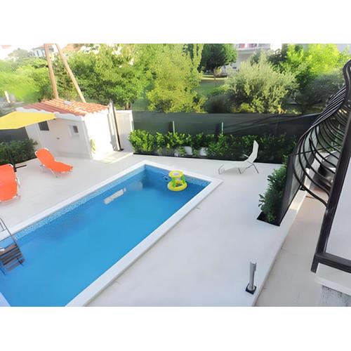 Comfortable Apartment in Kaštel Novi, Shared Pool, 47m²