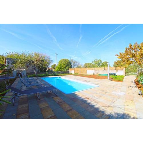 Comfortable apartment with pool and garden