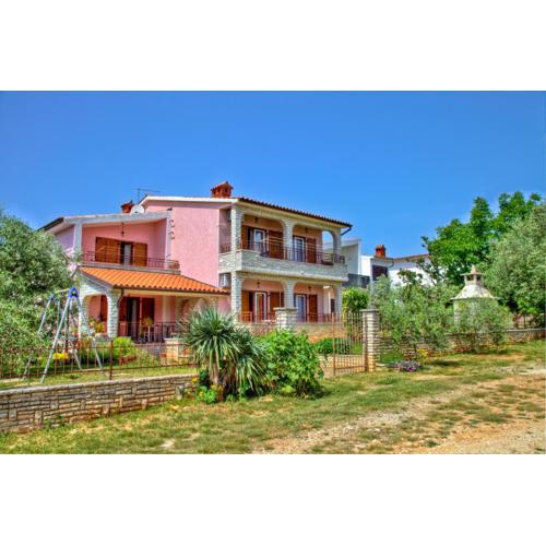 Comfortable apartments in Peroj near the sea