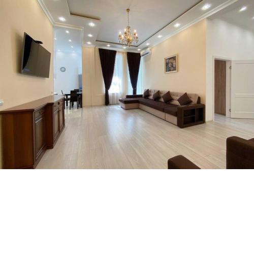 Comfortable luxury apartment with 3 rooms. Center heart of kiev