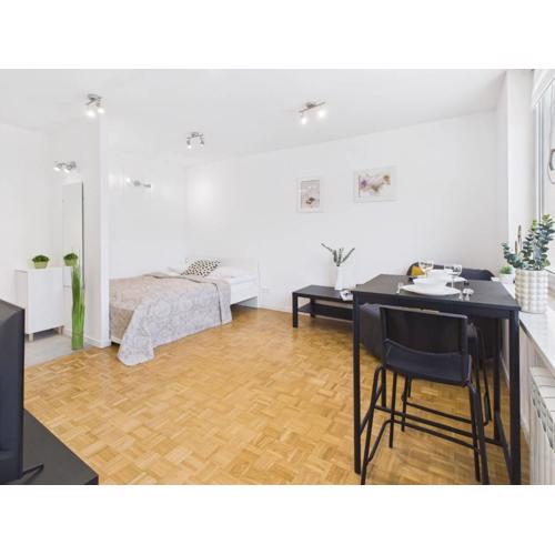Comfortable Studio Close to Metro Station by Noclegi Renters