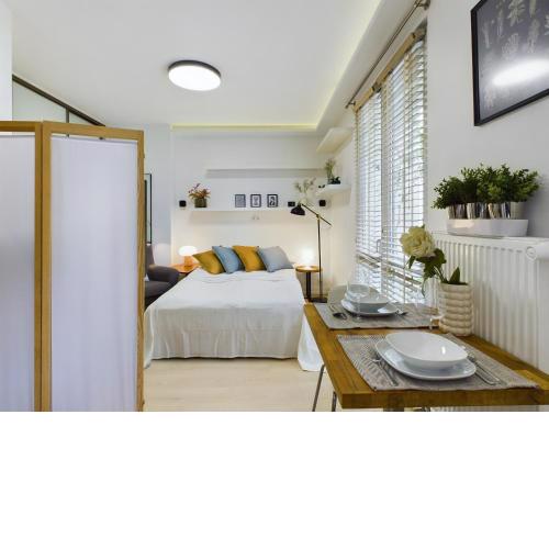 Comfortable Studio for 2 People with Bathtub and Balcony in Warsaw by Noclegi Renters
