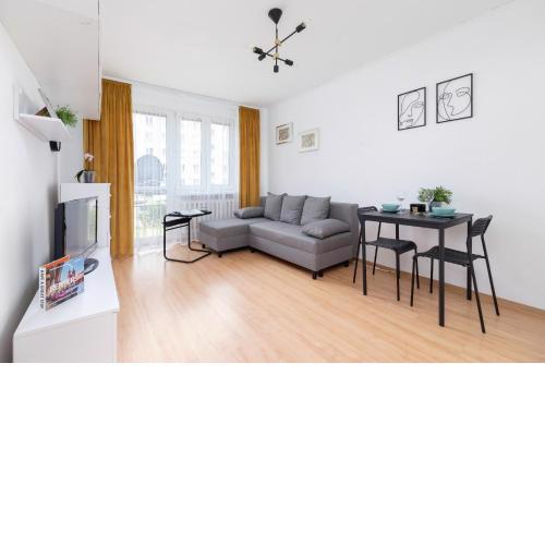 Comfy & Bright Studio Wielicka in Krakow by Noclegi Renters