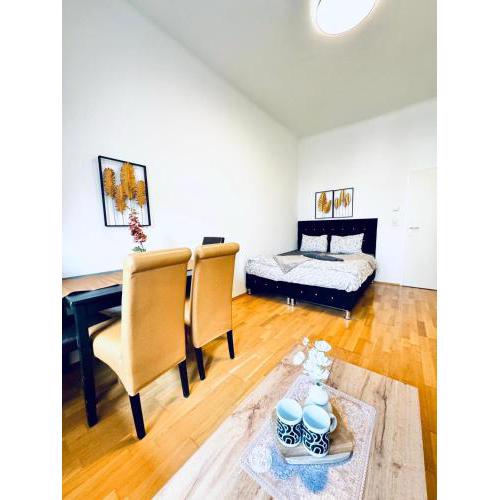 Comfy Rooms in a Shared Apartment, Only 17Min Walk to Schönbrunn