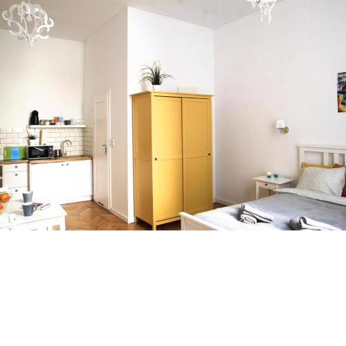 Corner 3 I Old Town I Studio