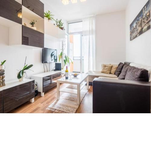 Cosy 2 bedroom flat close to the town with parking