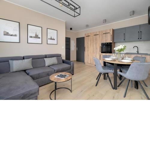Cosy and Bright Apartment with Parking in Poznan by Noclegi Renters