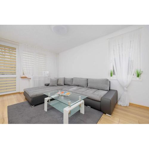 Cosy & Bright Apartment with Parking by Noclegi Renters