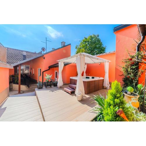 Countess House with Jacuzzi and Sauna - Happy Rentals