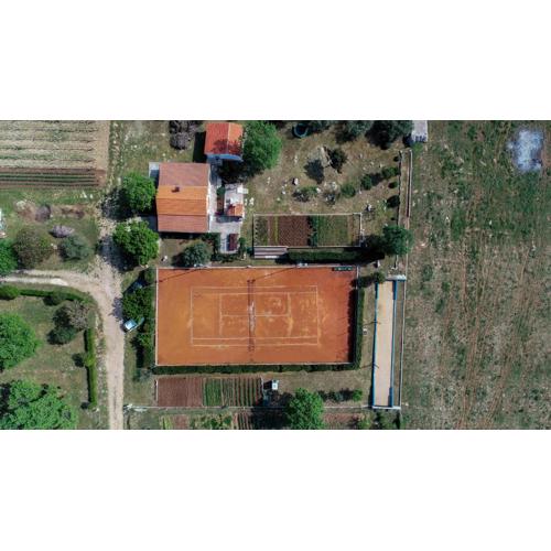 Country house Oasis with private tennis court