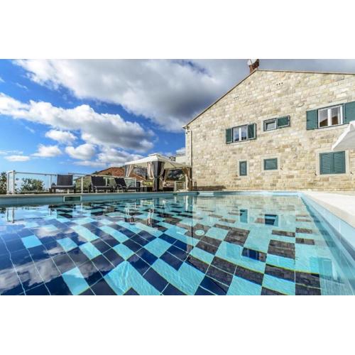 Countyside Retreat Six Bedroom Villa with Pool
