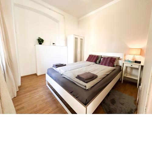 Cozy 1BR Apt with City Skyline View - Purple Skyline