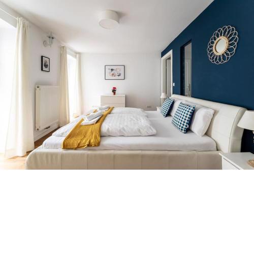Cozy 1BR Duplex Near Center by HM