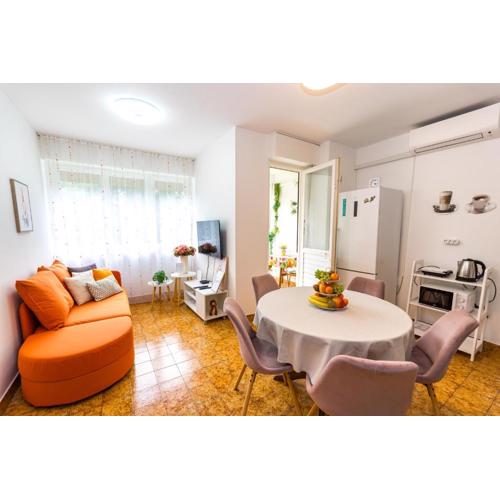 Cozy 2 Bedroom APT 15 Min Walk From Split Center and Beach