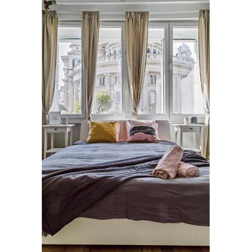 Cozy 4 bedroom apartment overlooking the basilica