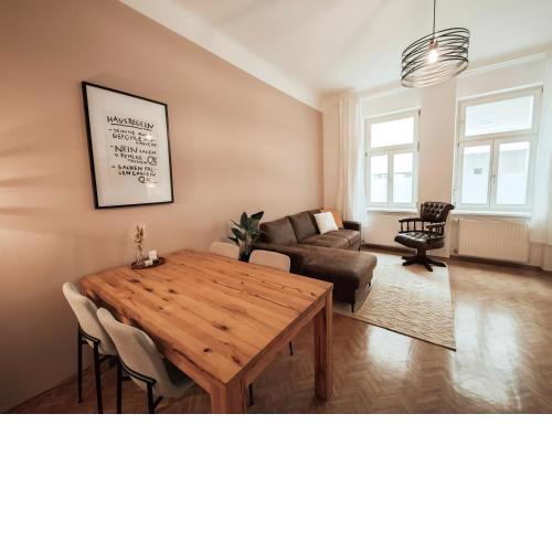Cozy and charming apartment near city centre with 2 bathrooms