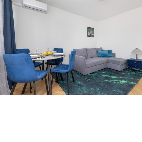 Cozy and Comfortable Wola Apartment by Noclegi Renters
