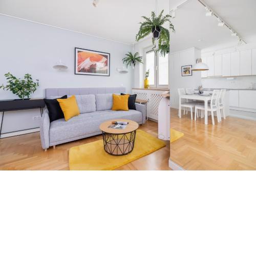 Cozy Apartment Bartla 19 by Noclegi Renters