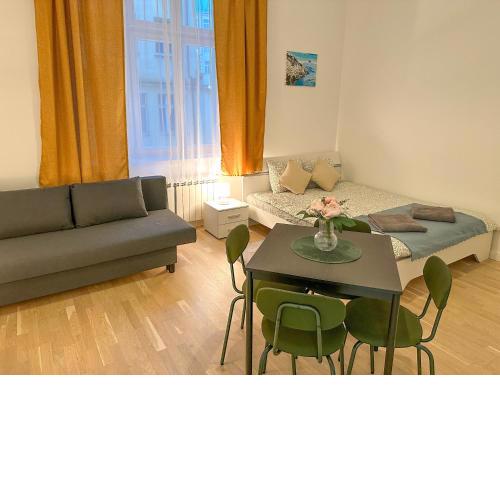 Cozy Apartment by Wenceslas Square and Main Train Station