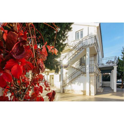Cozy Apartment In Jezera With Wifi