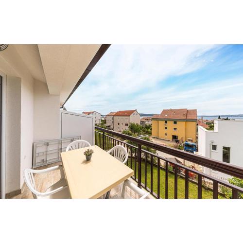 Cozy Apartment In Kastel Kambelovac
