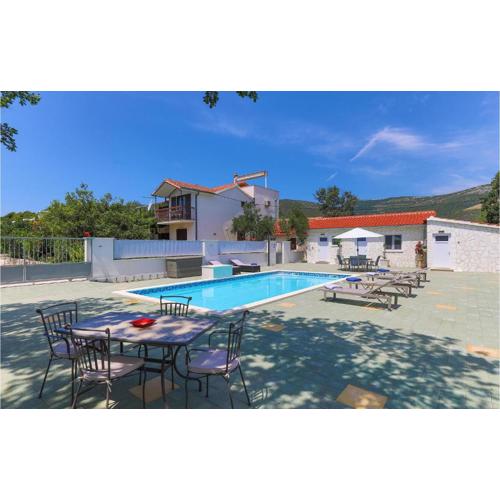 Cozy Apartment In Kastel Novi