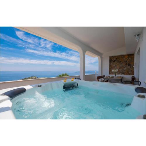 Cozy Apartment In Makarska With Jacuzzi
