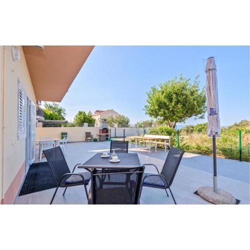 Cozy Apartment In Makarska With Wifi