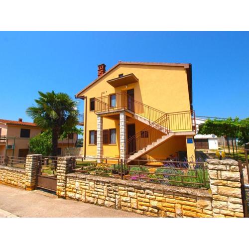 Cozy apartment in Peroj with terrace