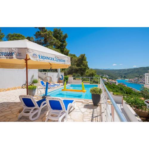 Cozy Apartment In Pucisca With Wifi