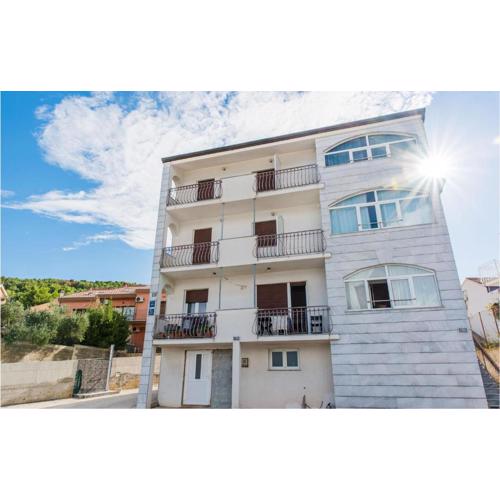Cozy Apartment In Slatine With Wifi
