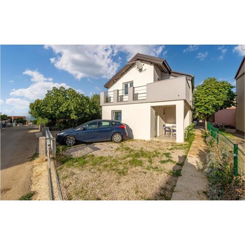 Cozy Apartment In Vir With Wifi