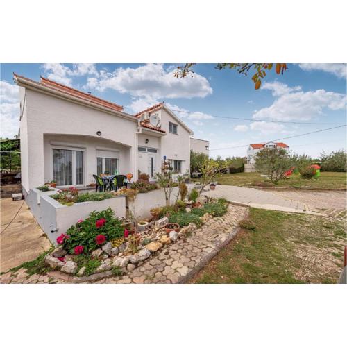 Cozy Apartment In Vrsi With Wifi