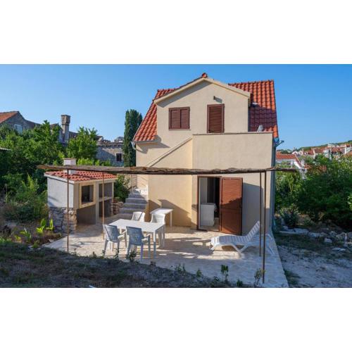 Cozy Apartment In Zlarin With Wifi