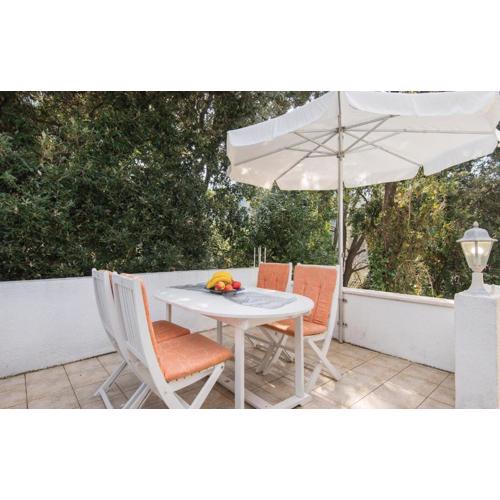 Cozy Apartment In Zuljana With Wifi