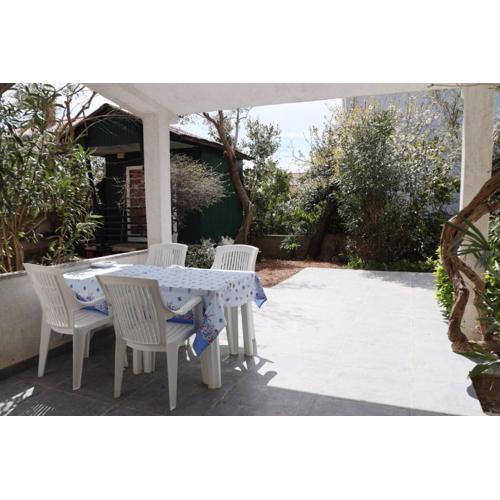 Cozy Apartment Iva with Private Garden