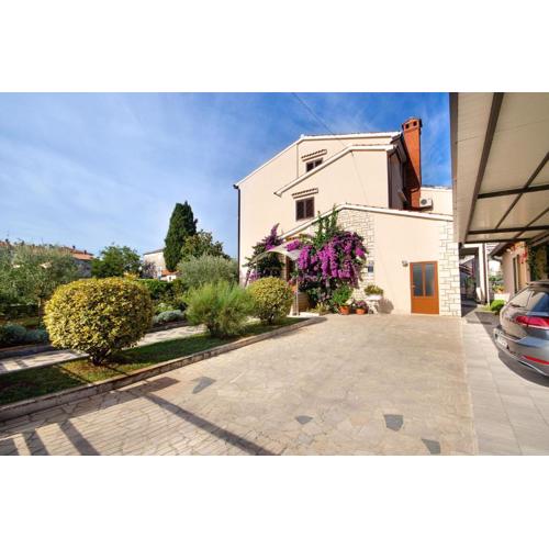 Cozy Apartment mit Babybett, privater Terrasse, Privatparkplatz, WiFi