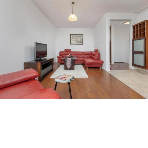 Cozy Apartment near Airport by Noclegi Renters