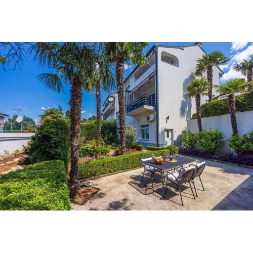 Cozy Apartment nur 350 Meter zum Sandstrand mit privater Terrasse und mediterranem Garten