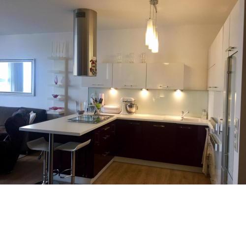 Cozy, beautiful view, parking, 1 stop by train to old town