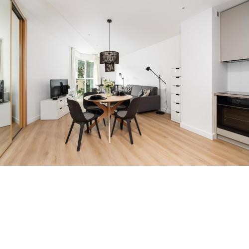 Cozy Black & White Studio in City Center with FREE GARAGE Poznań by Noclegi Renters